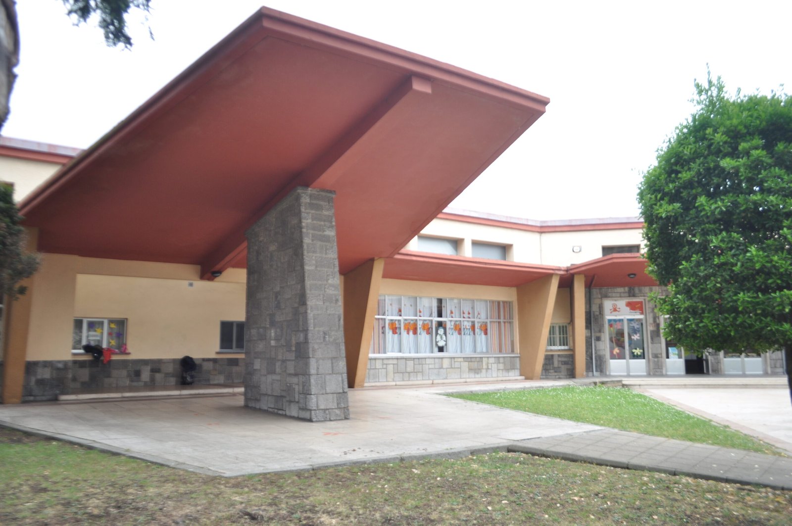 Fig 1. Vista de uno de los voladizos y entrada de la escuela de niñas.